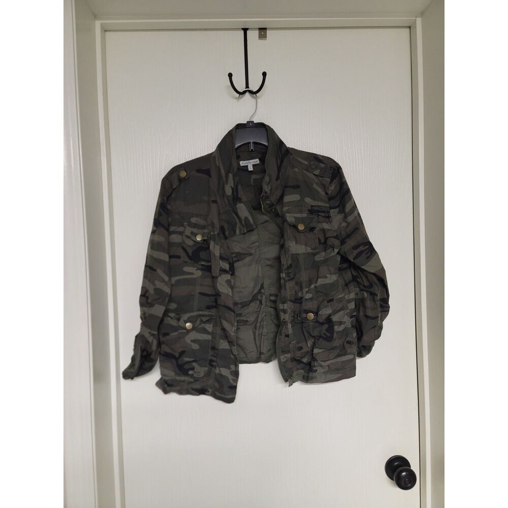 ⭐️ Womens camo Charlotte Russe camo full zip lightweight jacket - size L